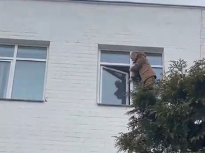 У Києві затриманий під час акції проти телеканала "Наш" погрожує вистрибнути з вікна поліцейського відділу