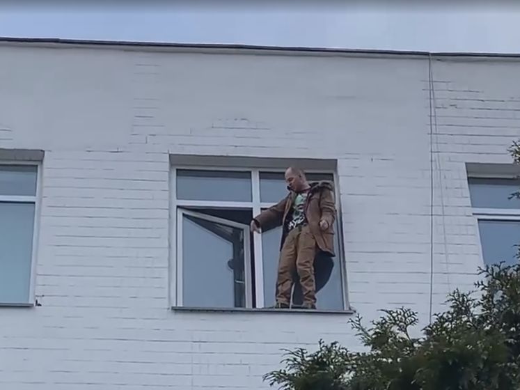 Активиста, который угрожал прыгнуть из окна на четвертом этаже отделения полиции в Киеве, уговорили спуститься