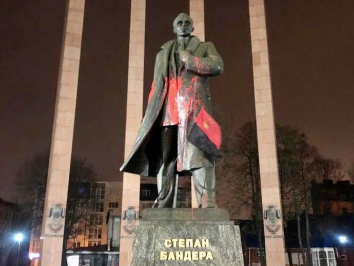 У Львові осквернили пам'ятник Бандері