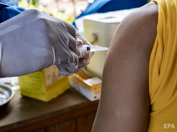 В Сингапуре медику по ошибке ввели пятикратную дозу вакцины от коронавируса