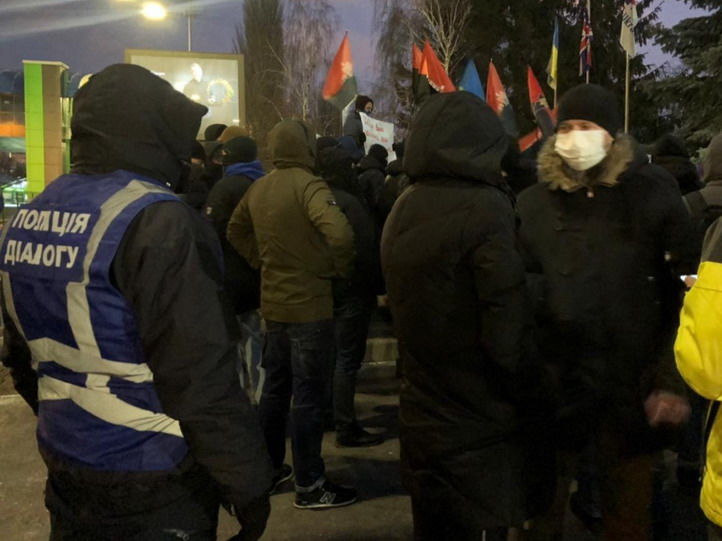 В Киеве пикетировали телеканалы "Наш" и "Интер"