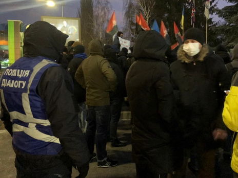 В Киеве пикетировали телеканалы 