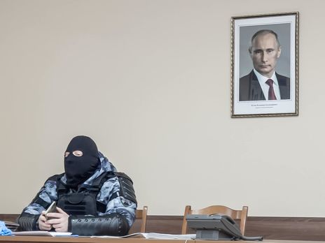 Фотографию силовика под портретом Путина продали за 2 млн руб.