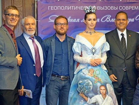 На форуме в Москве представили платье с изображением Путина в образе ангела в кимоно