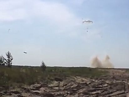 На полигоне ВСУ при десантировании с самолета разбилась БМД. Видео
