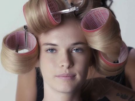 100 лет эволюции формы челки показали за 3 минуты. Видео