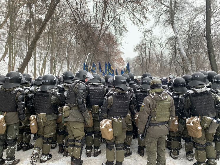 "Национальный корпус" также проводит митинг возле КВЦ "Парковый", где протестуют против блокирования ZIK, NewsOne и "112 Украина"