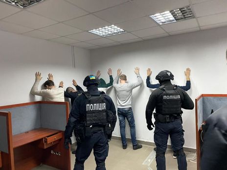 В Україні викрили групу колекторів, яка створювала порноконтент із зображенням клієнтів та їхніх родичів – кіберполіція