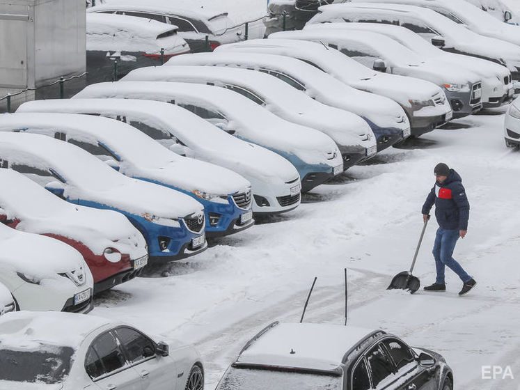 Снегопад в Украине. Обесточены почти 300 населенных пунктов в 12 областях, в ГСЧС просят отказаться от поездок на авто