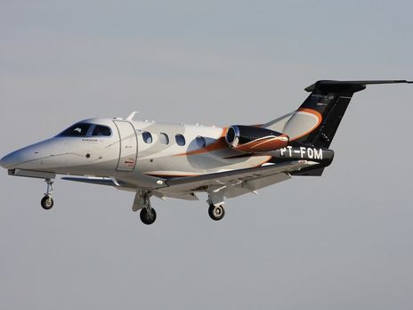 Во Франции самолет совершил посадку без шасси и загорелся, несколько человек ранены