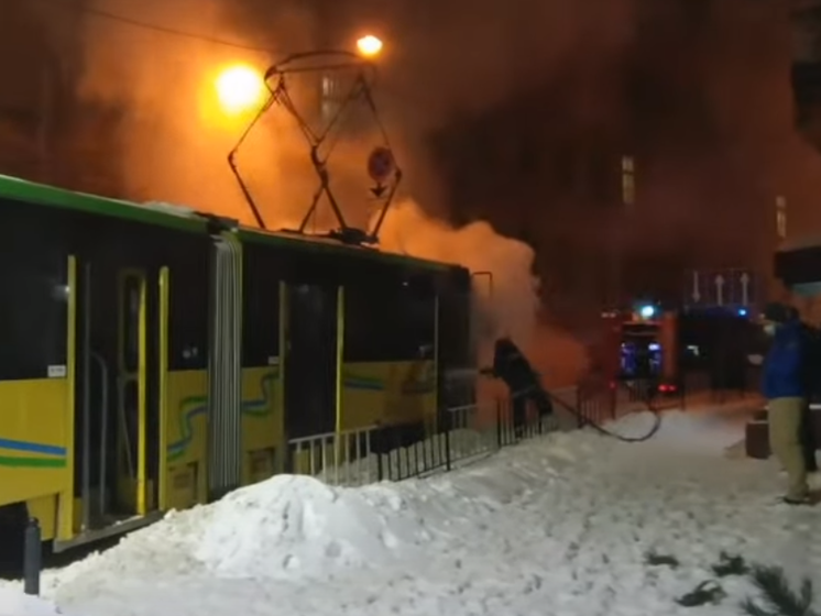 У Львові загорівся трамвай із пасажирами, вогонь гасили снігом. Відео