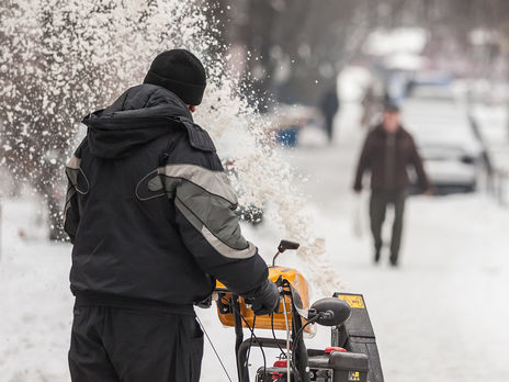 Економічну ситуацію у країні українці вважають гіршою, ніж добробут своїх сімей – опитування