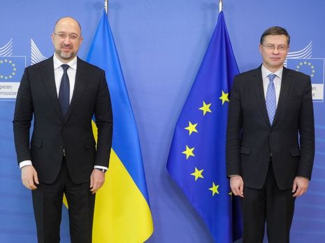 На зустрічі зі Шмигалем Домбровскіс (праворуч на фото) заявив, що для одержання Україною &euro;600 млн макрофінансової підтримки ЄС важливі антикорупційні зусилля