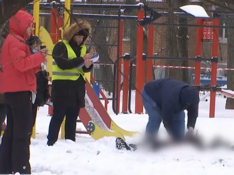 В Киеве мужчина погиб от взрыва на детской площадке. Очевидцы говорят, что он привязал к себе гранату