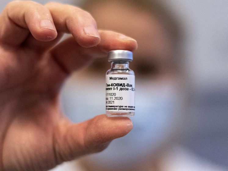 Венгрия начала прививать граждан "Спутником V". Это единственная страна ЕС, использующая российскую вакцину
