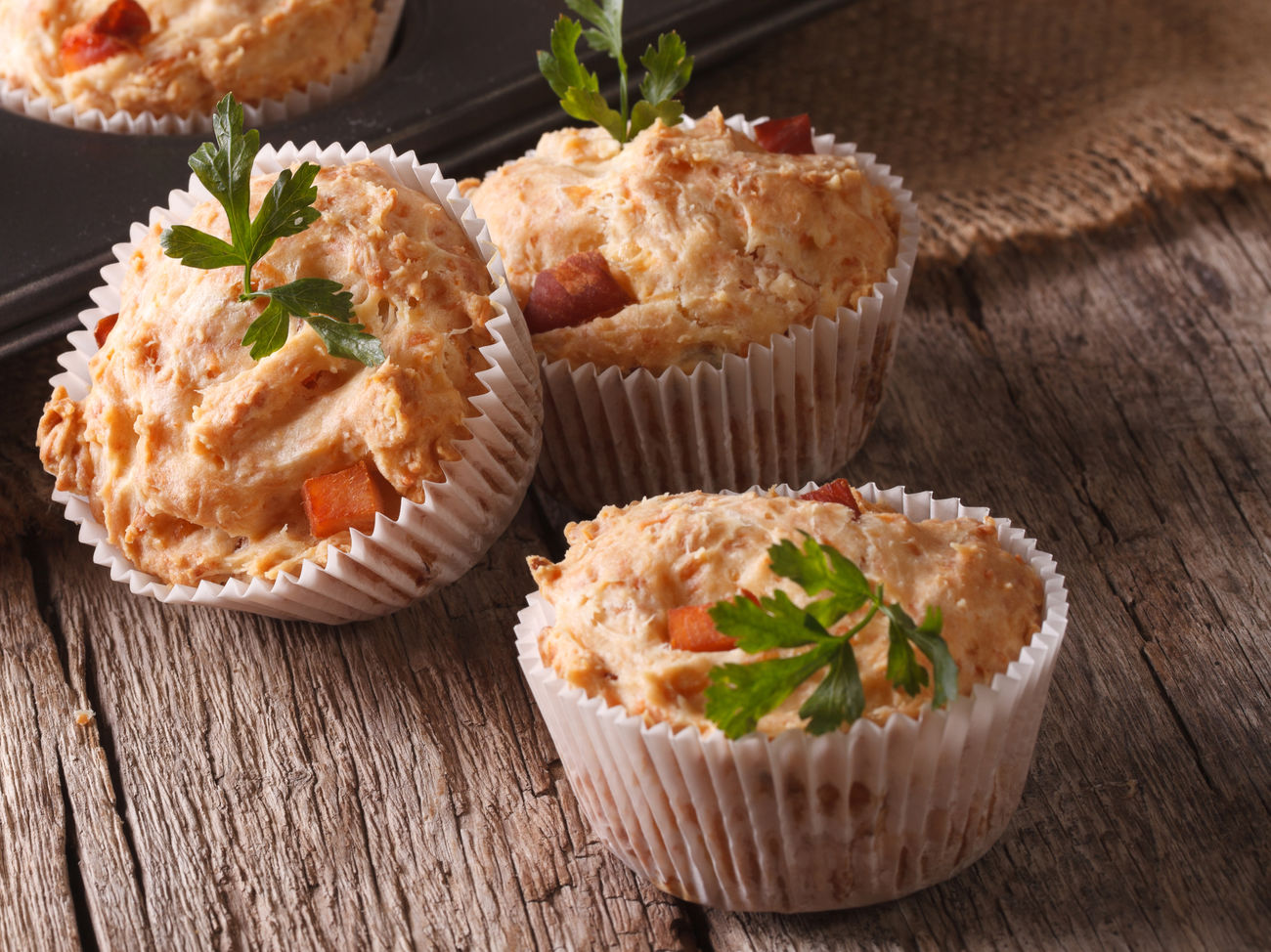 Луково-сырные маффины в мультиварке