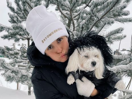 Каменських показала зимове дозвілля в компанії матері та чоловіка