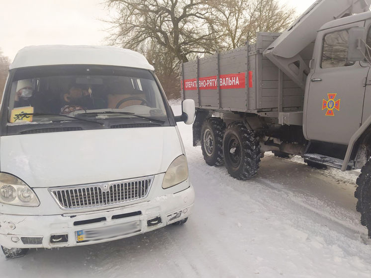 В Хмельницкой области спасатели освободили из сугроба школьный автобус с детьми