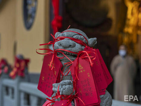 Танцующие драконы и горящие свечи – в мире празднуют китайский Новый год. Фоторепортаж