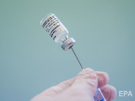Российская вакцина подверглась критике в научном сообществе, так как она была зарегистрирована до прохождения третьей фазы клинических испытаний