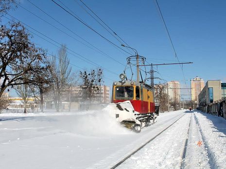 На левом берегу Киева прорвало водопровод, движение транспорта ограничено