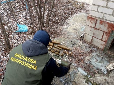 У Луганській області виявили схрон зі зброєю і боєприпасами