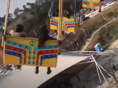 В Китае в парке развлечений с работающего аттракциона упали люди