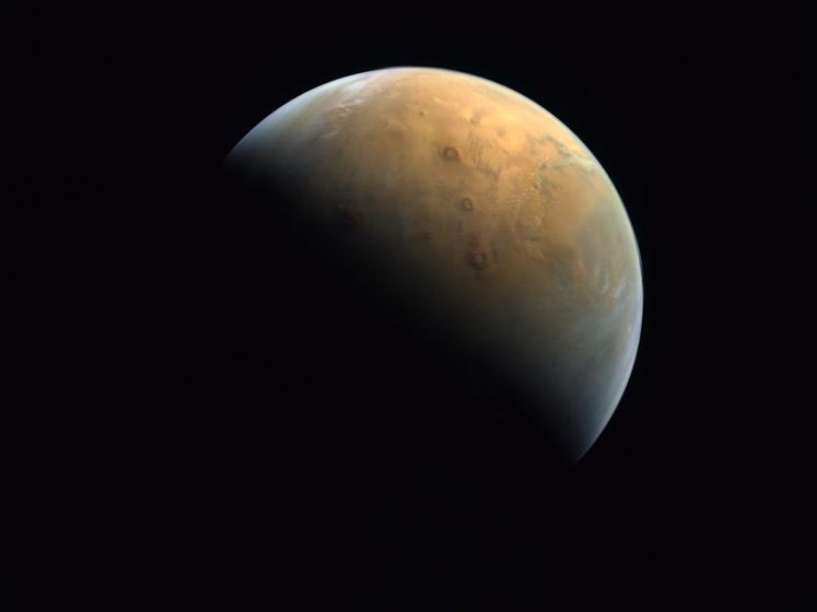 Міжпланетний зонд ОАЕ Al Amal передав перші знімки Марсу на Землю