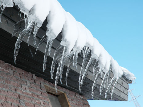 В Киеве два человека попали в больницу с травмами головы из-за падения сосулек