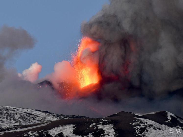 В Италии произошло извержение вулкана Этна. Видео