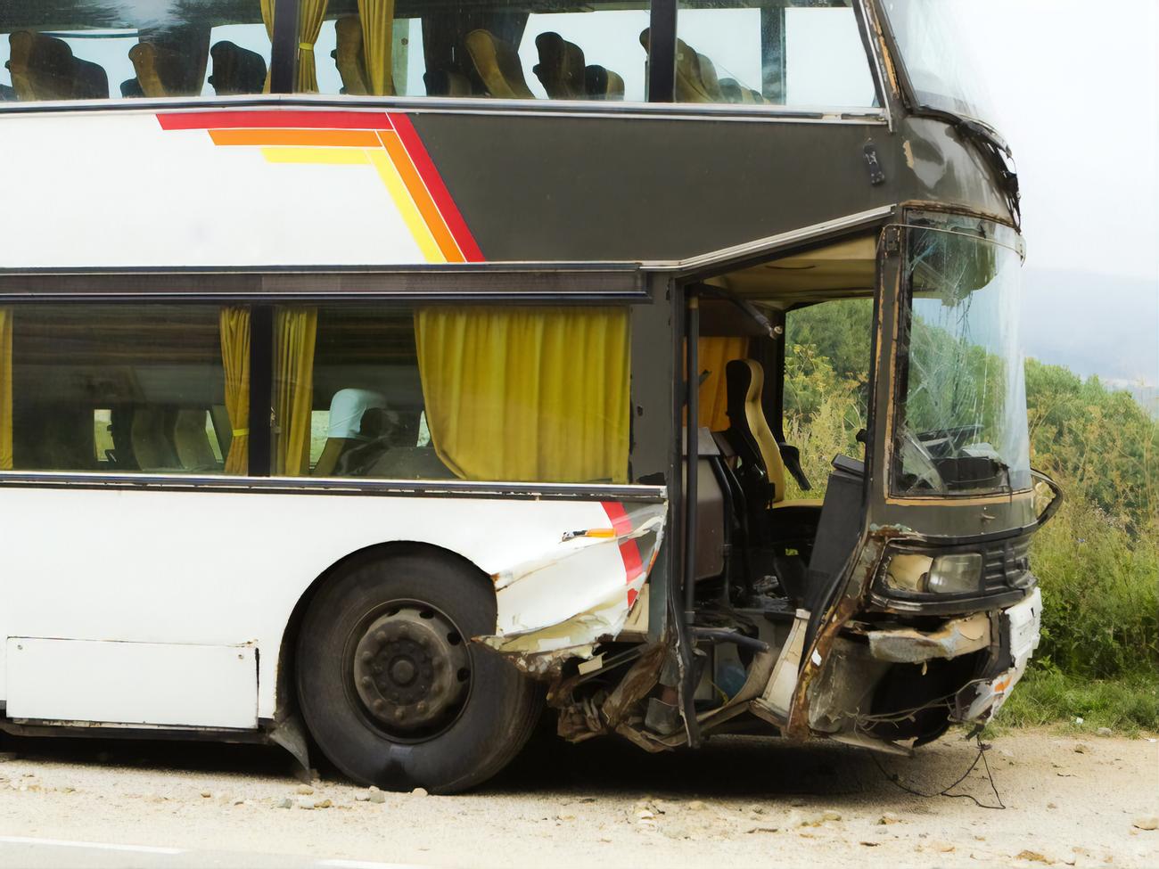 Автобус разбили. Сломанный автобус с туристами.