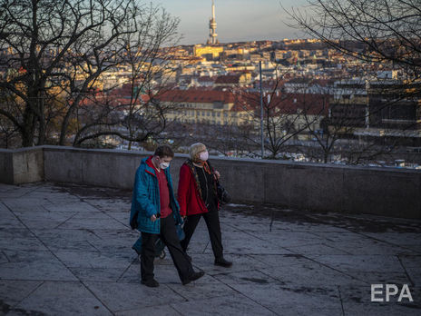 В Чехии жителей обяжут носить респираторы или по две хирургические маски в общественных местах