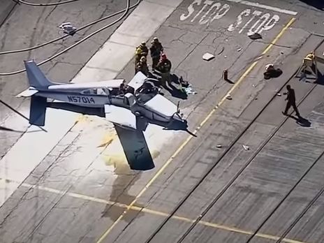 У США на вантажівку впав літак, є загиблий