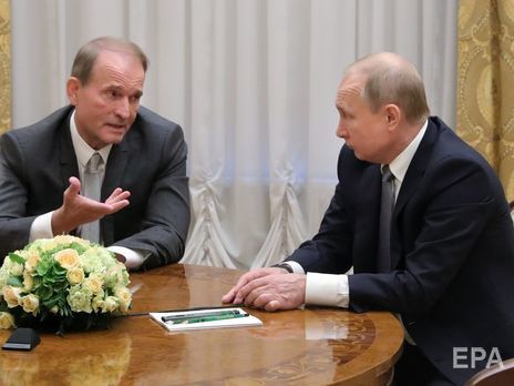Санкції проти Медведчука (ліворуч), який є кумом Путіна (праворуч), ввели 19 лютого