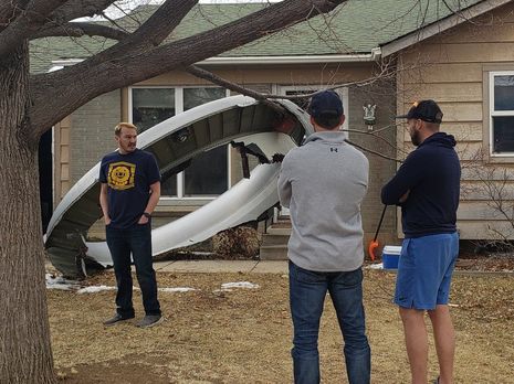 Обломки самолета упали во двор жилого дома