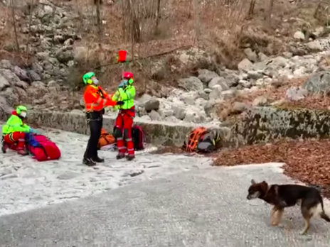 В Італії врятували туриста, який сім діб провів у горах зі зламаною ногою. Йому допоміг вижити собака