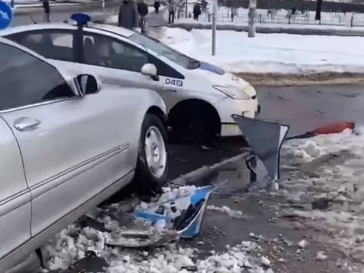 У Києві водій Mercedes, утікаючи від поліції, потрапив у ДТП і збив двох пішоходів