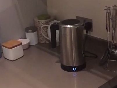 Британец 11 часов пытался вскипятить воду в чайнике с Wi-Fi