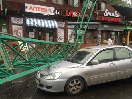 В Одессе из-за сильного ветра рухнул кран и упало около десятка деревьев. Фоторепортаж