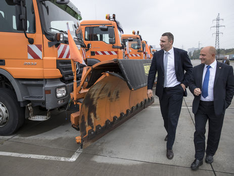 Киев получил от Германии 15 единиц снегоуборочной техники