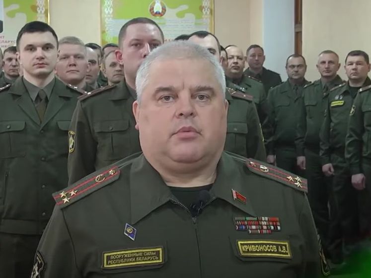 В Беларуси военные устроили "эстафету рукопожатий", чтобы передать "энергию, полученную от Лукашенко". Видео