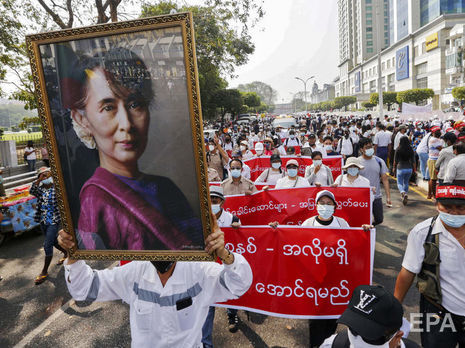 В Мьянме началась всеобщая забастовка, сотни тысяч людей вышли на улицы. Фоторепортаж