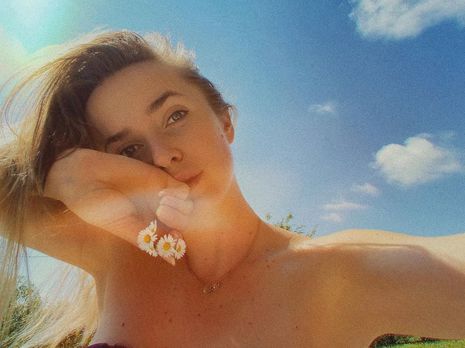 Обнаженная Свитолина, прикрываясь простыней, снялась в постели киевского отеля. Видео