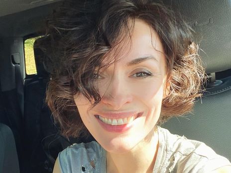 Мейхер позувала за кермом свого авто