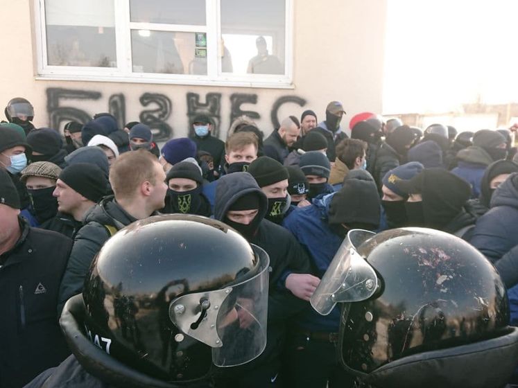 Во Львове "Нацкорпус" пикетировал предприятия, связанные с Медведчуком, в стычке пострадали четверо полицейских