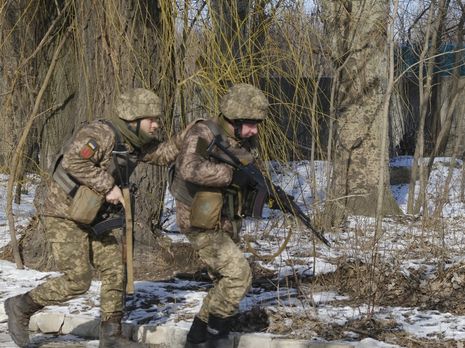На Донбасі 23 лютого загинув український військовий, ще двоє дістали поранення – штаб ООС