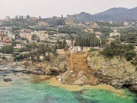 В Италии из-за оползня сотни гробов смыло в море
