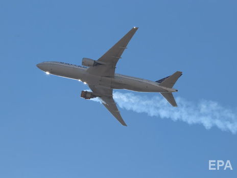 В США назвали вероятную причину возгорания двигателя у Boeing 777, который начал распадаться в воздухе