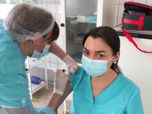 Почему украинцам стоит привиться от коронавируса? Поясняют известные врачи