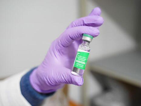 В Україні розпочали вакцинацію проти COVID-19, суд заарештував 